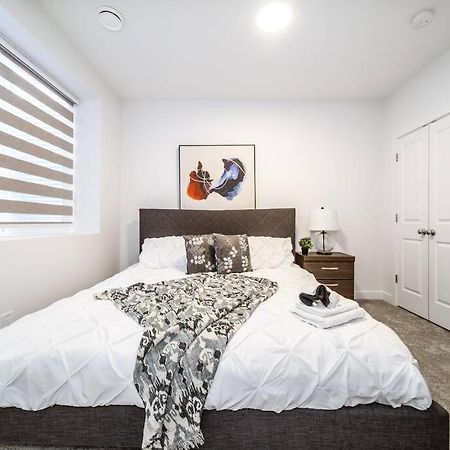 *New* Modern Suite King Bed! Netflix! Sleeps 4! Edmonton Dış mekan fotoğraf