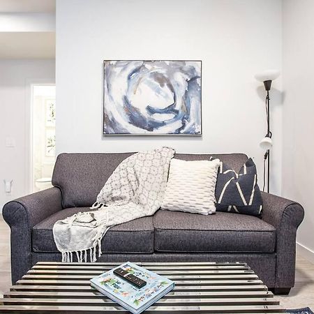 *New* Modern Suite King Bed! Netflix! Sleeps 4! Edmonton Dış mekan fotoğraf