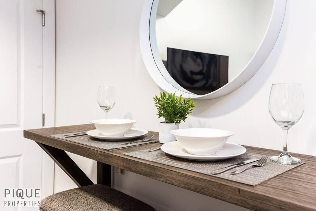 *New* Modern Suite King Bed! Netflix! Sleeps 4! Edmonton Dış mekan fotoğraf