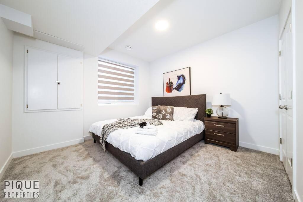*New* Modern Suite King Bed! Netflix! Sleeps 4! Edmonton Dış mekan fotoğraf