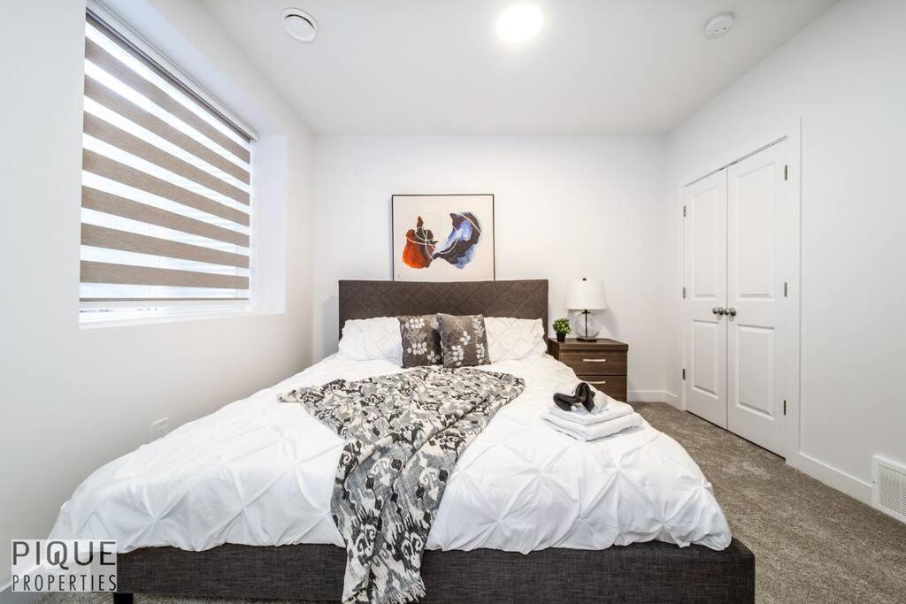 *New* Modern Suite King Bed! Netflix! Sleeps 4! Edmonton Dış mekan fotoğraf
