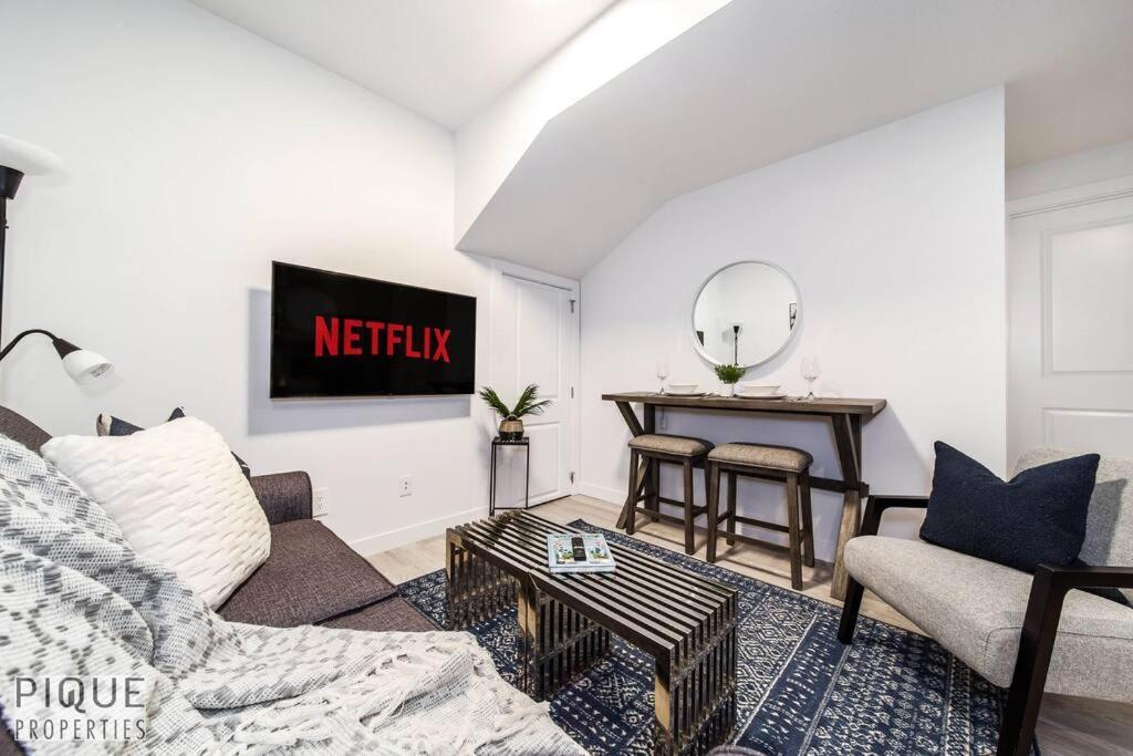 *New* Modern Suite King Bed! Netflix! Sleeps 4! Edmonton Dış mekan fotoğraf