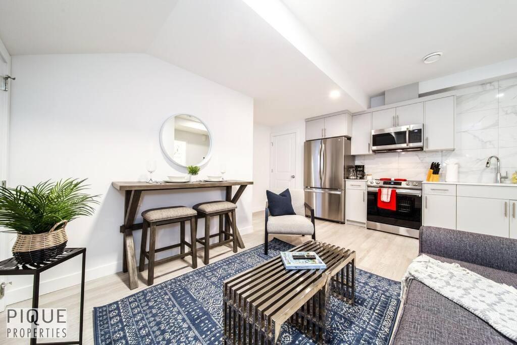 *New* Modern Suite King Bed! Netflix! Sleeps 4! Edmonton Dış mekan fotoğraf