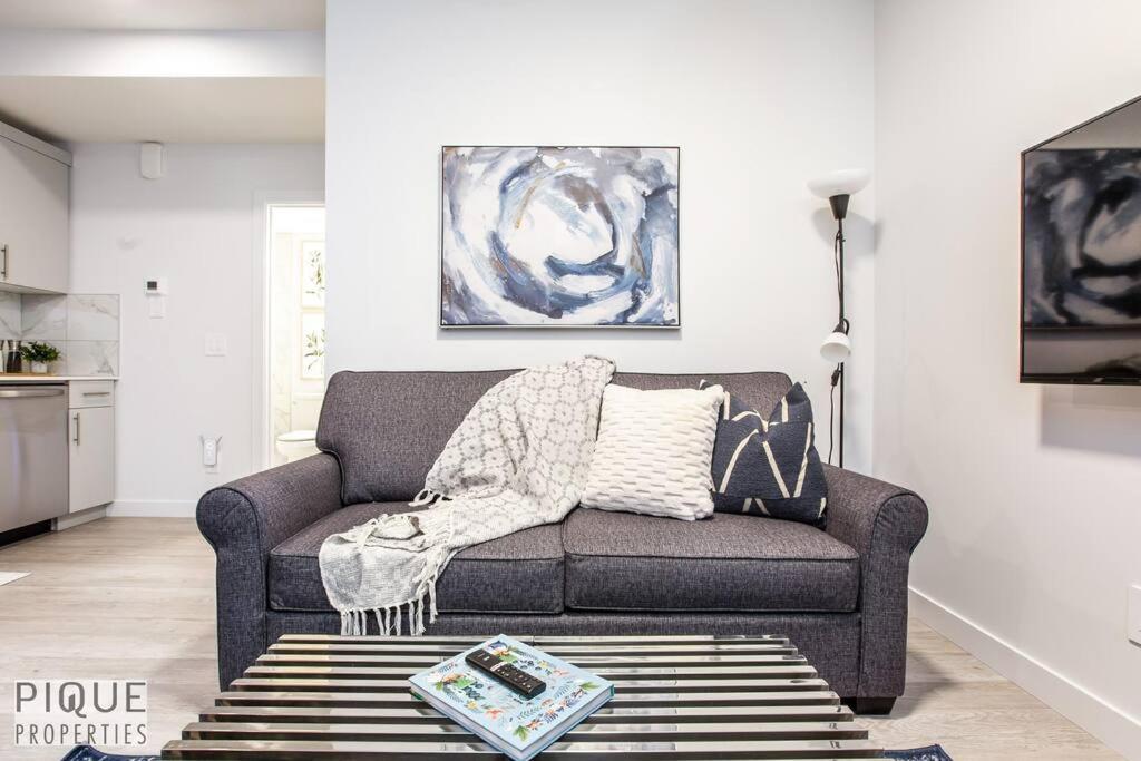 *New* Modern Suite King Bed! Netflix! Sleeps 4! Edmonton Dış mekan fotoğraf