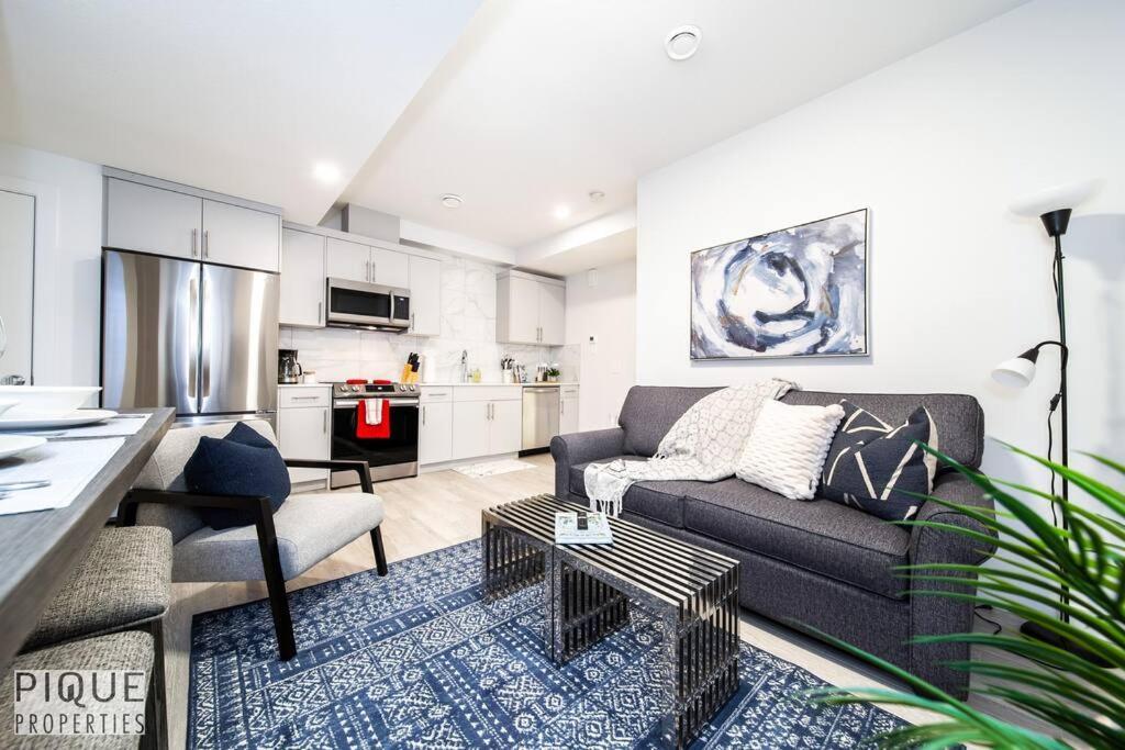 *New* Modern Suite King Bed! Netflix! Sleeps 4! Edmonton Dış mekan fotoğraf