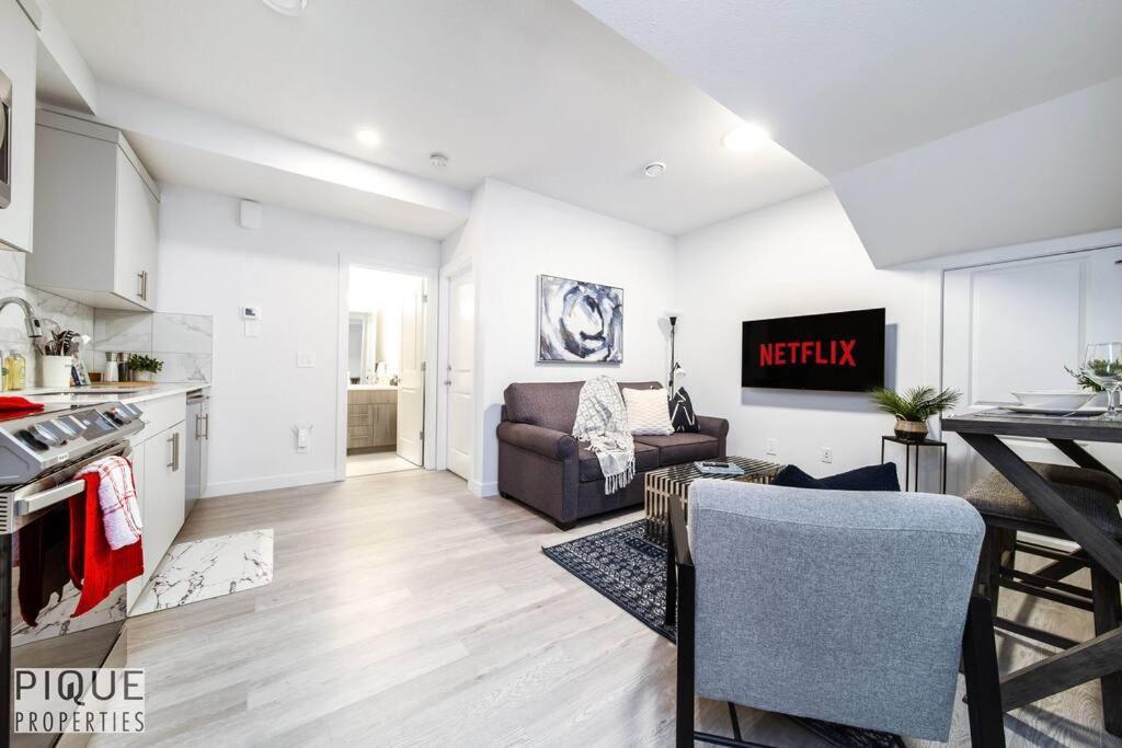 *New* Modern Suite King Bed! Netflix! Sleeps 4! Edmonton Dış mekan fotoğraf