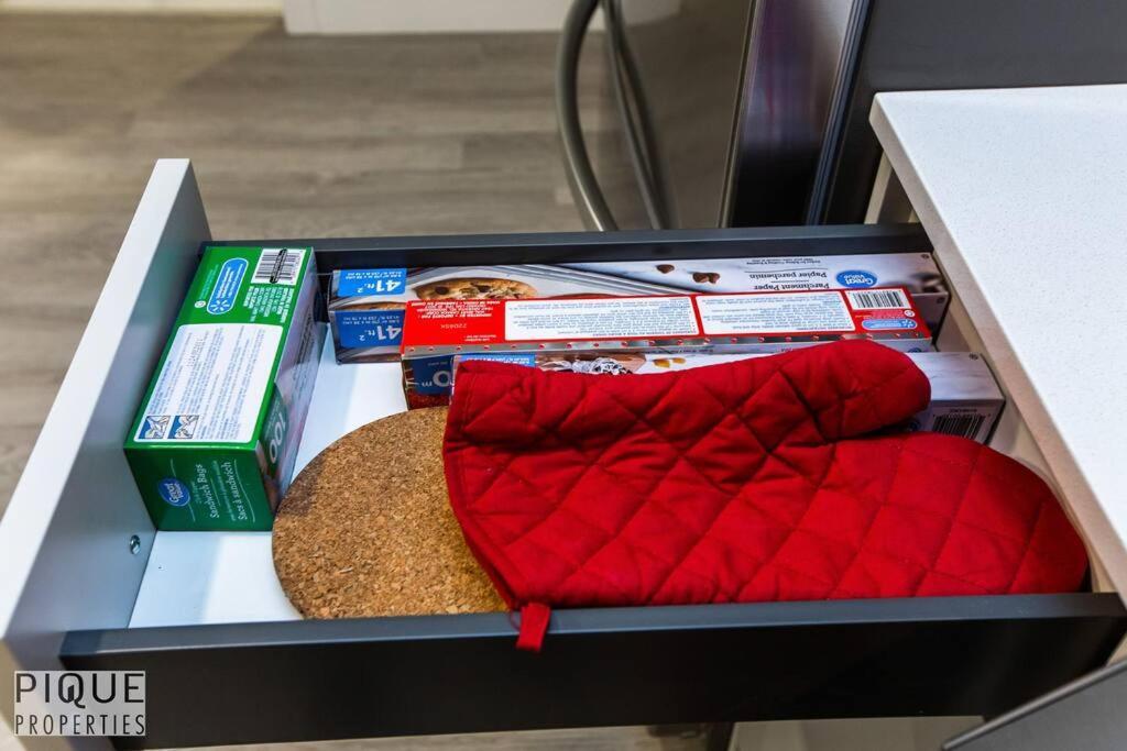 *New* Modern Suite King Bed! Netflix! Sleeps 4! Edmonton Dış mekan fotoğraf