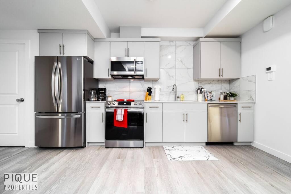 *New* Modern Suite King Bed! Netflix! Sleeps 4! Edmonton Dış mekan fotoğraf